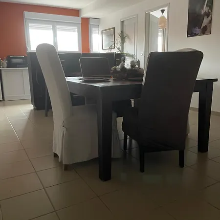 La Des Chapitres En Champagne דירה